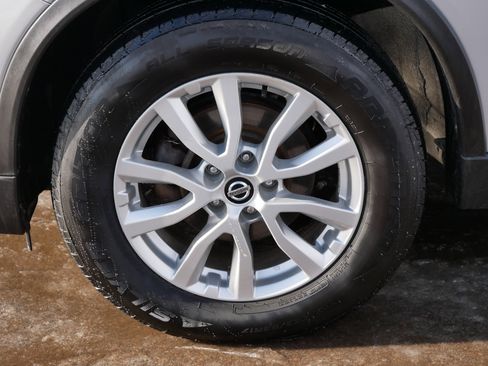 Used 2018 Nissan Rogue SV image 15