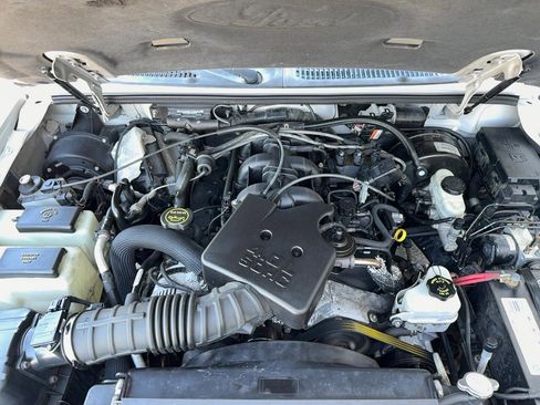 Used 2005 Ford Explorer Sport Trac XLT AWD/4WD image 25
