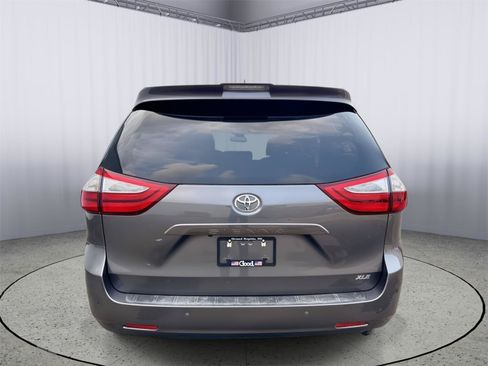 Used 2019 Toyota Sienna XLE Premium FWD image 37