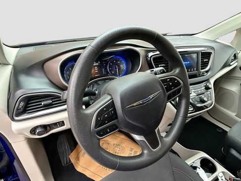 Used 2018 Chrysler Pacifica L image 12