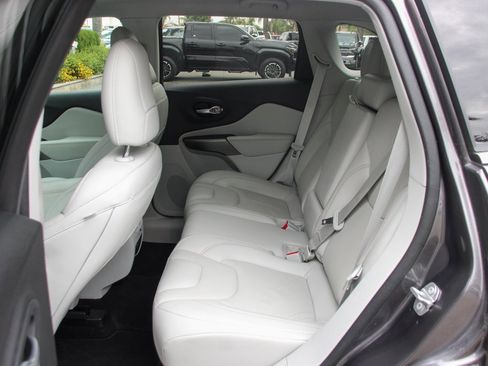 Used 2020 Jeep Cherokee Limited image 32