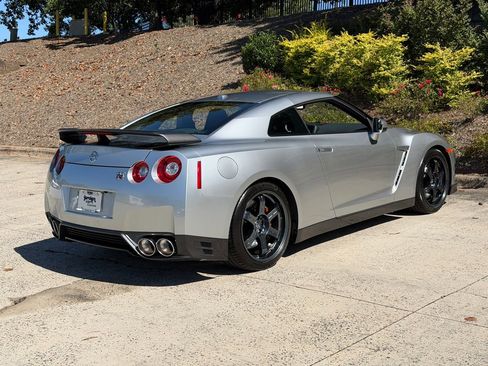 Used 2015 Nissan GT-R Black Edition image 3
