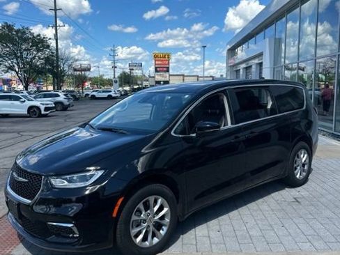 Used 2024 Chrysler Pacifica Touring-L AWD/4WD image 17