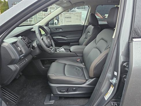 New 2025 Nissan Pathfinder SL image 16