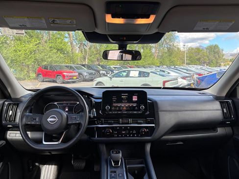 Used 2025 Nissan Pathfinder SV AWD/4WD image 36