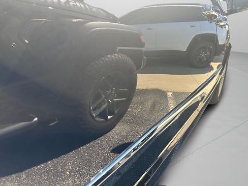 Used 2015 Chrysler Town & Country Touring-L w/ Trailer Tow Group FWD image 12