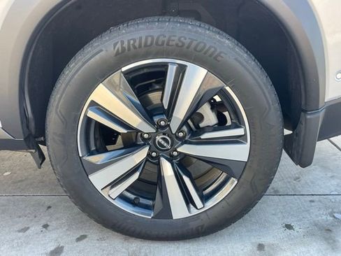 Used 2023 Nissan Rogue SL w/ SL Premium Package image 6