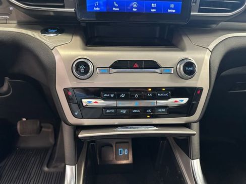 Used 2023 Ford Explorer XLT w/ Equipment Group 202A AWD/4WD image 33