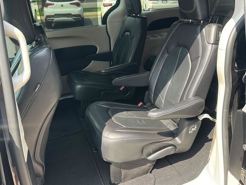 Used 2022 Chrysler Pacifica Touring-L FWD image 16