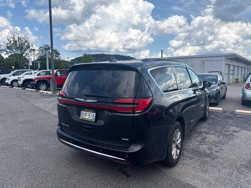 Used 2022 Chrysler Pacifica Touring-L w/ Uconnect Theater Family Group AWD/4WD image 6