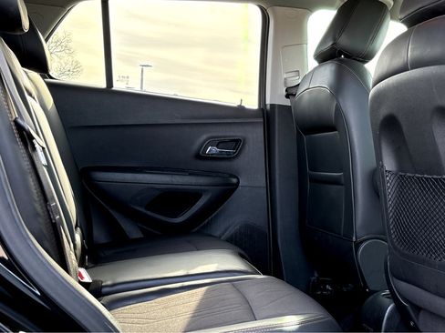 Used 2021 Chevrolet Trax LT w/ Midnight Edition image 10