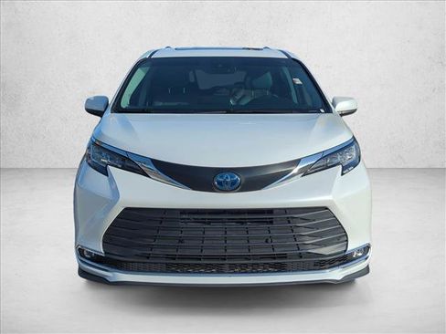 Used 2023 Toyota Sienna XLE w/ XLE Plus Package FWD image 2