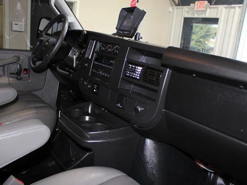 Used 2017 Chevrolet Express 2500 Extended RWD image 21