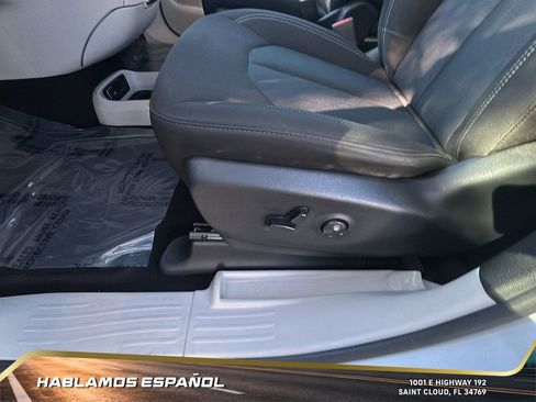 Used 2022 Chrysler Voyager LX image 16