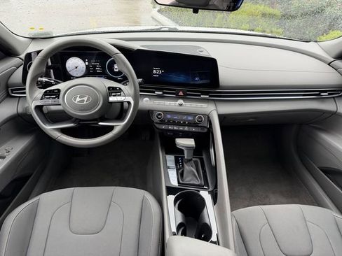 Used 2025 Hyundai Elantra SEL image 9