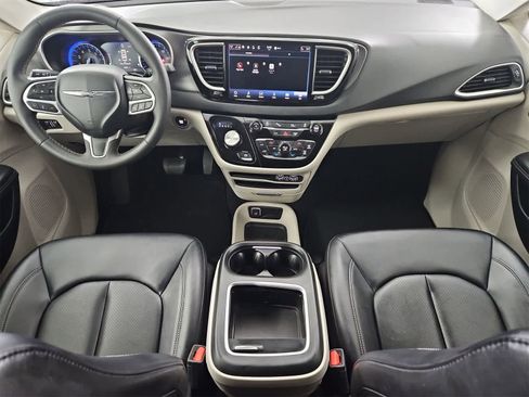 Used 2024 Chrysler Pacifica Touring-L image 15