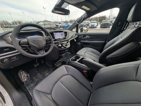 New 2026 Chrysler Pacifica Select w/ S Appearance Package image 2