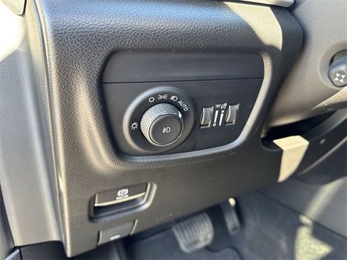 Used 2022 Jeep Grand Cherokee L Limited w/ Luxury Tech Group II image 11