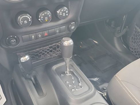 Used 2017 Jeep Wrangler Unlimited Sahara w/ Connectivity Group AWD/4WD image 15