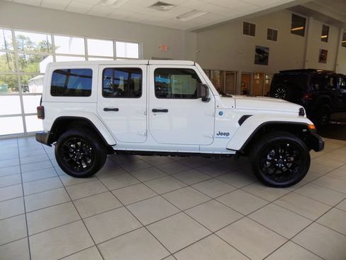 Certified 2025 Jeep Wrangler Unlimited Sahara w/ Safety Group AWD/4WD image 9