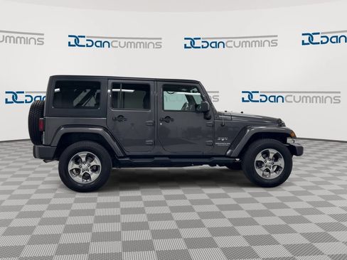 Used 2017 Jeep Wrangler Unlimited Sahara w/ Connectivity Group AWD/4WD image 9