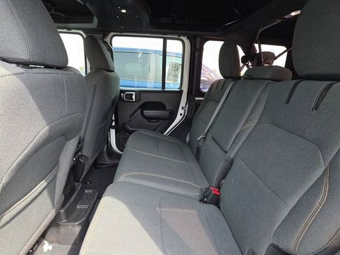 Used 2024 Jeep Wrangler Unlimited image 12