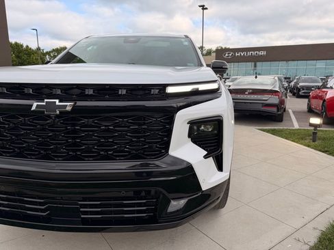 Used 2024 Chevrolet Traverse RS FWD image 18