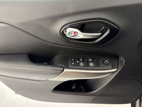 Used 2021 Jeep Cherokee Latitude Lux w/ Comfort/Convenience Group FWD image 24