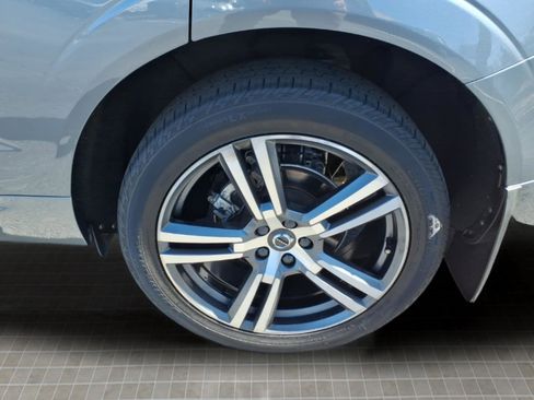 Used 2021 Volvo XC60 T5 Momentum w/ Premium Package AWD/4WD image 9