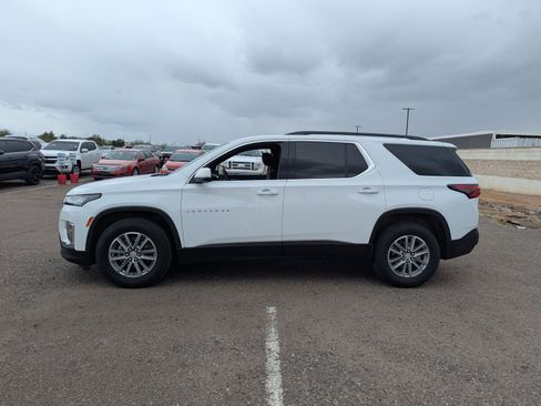 Used 2023 Chevrolet Traverse LT image 2