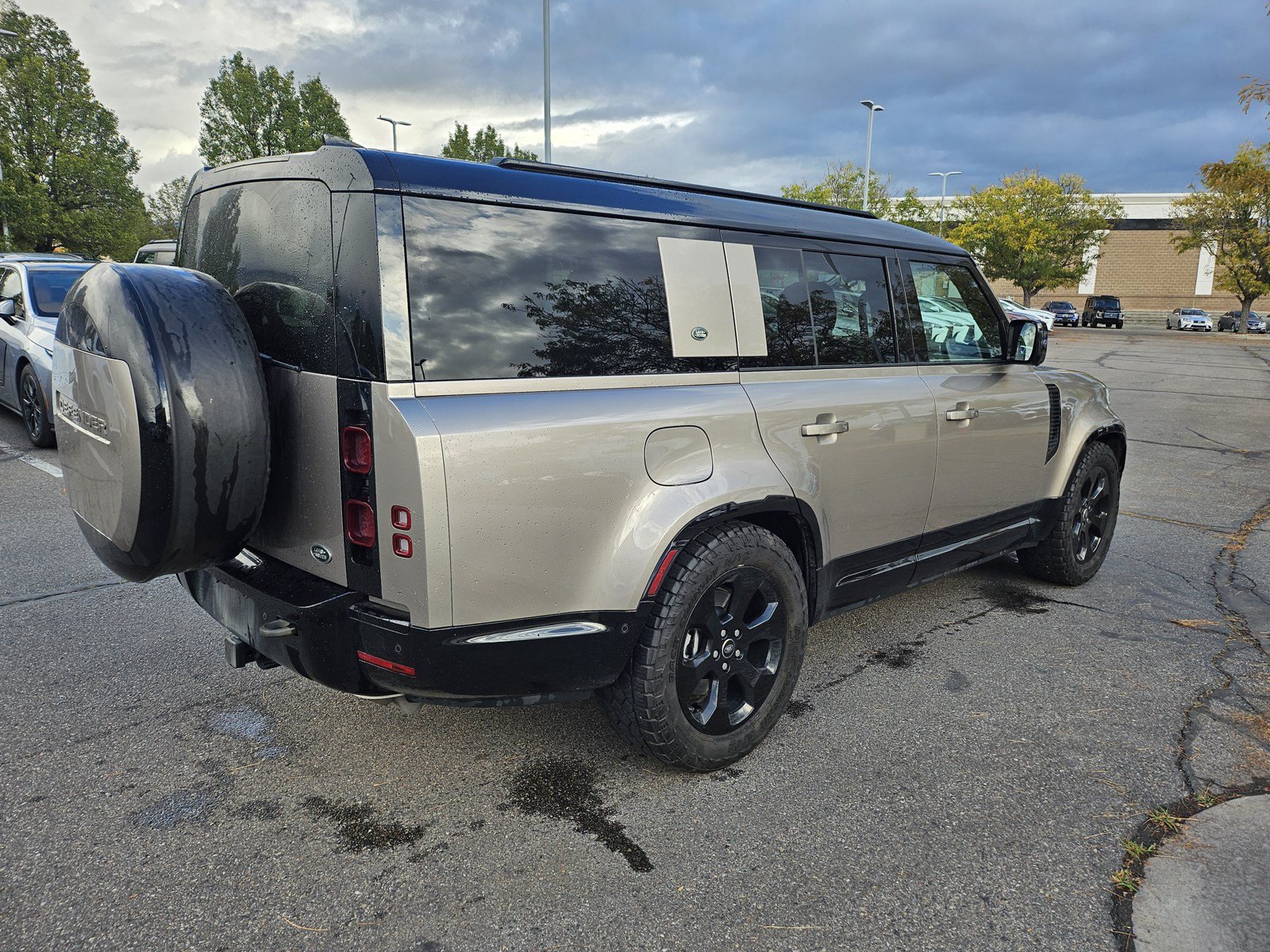 Used 2023 Land Rover Defender 130 X-Dynamic SE AWD/4WD image 5
