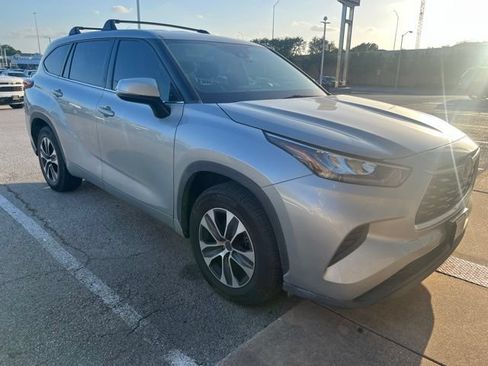 Used 2020 Toyota Highlander L FWD image 1