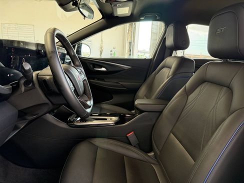 Used 2025 Buick Envista Sport Touring image 24