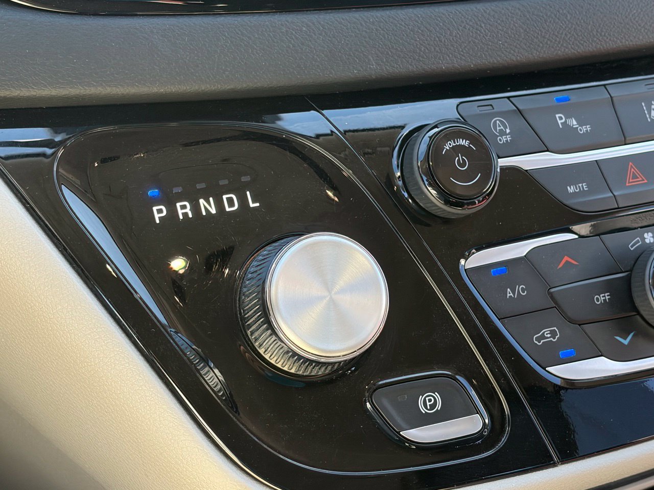 Used 2024 Chrysler Pacifica Touring-L FWD image 8