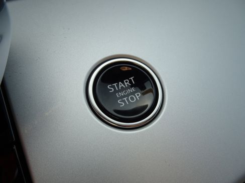 Certified 2025 Land Rover Range Rover SE image 30