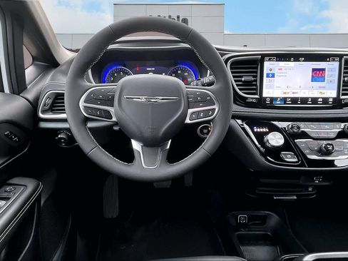 New 2026 Chrysler Pacifica Select image 15