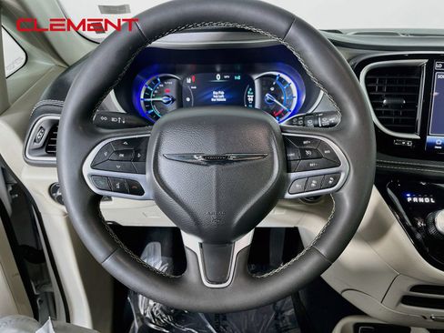 Used 2023 Chrysler Pacifica Touring-L FWD image 14