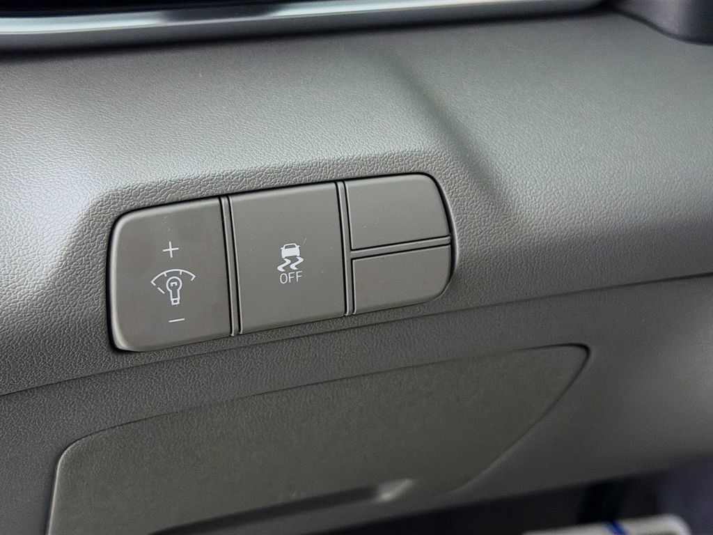 Used 2025 Hyundai Elantra Sport FWD image 12
