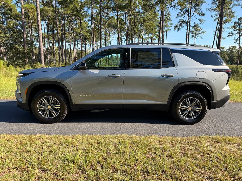 New 2027 Chevrolet Traverse LT w/ Driver Confidence Package FWD image 2