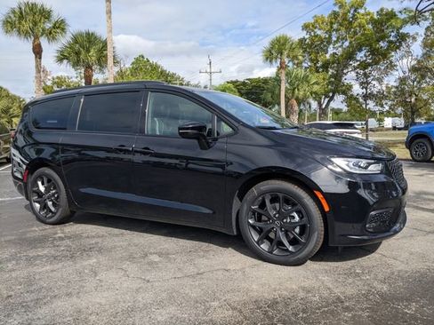 New 2026 Chrysler Pacifica Limited w/ S Appearance Package FWD image 2