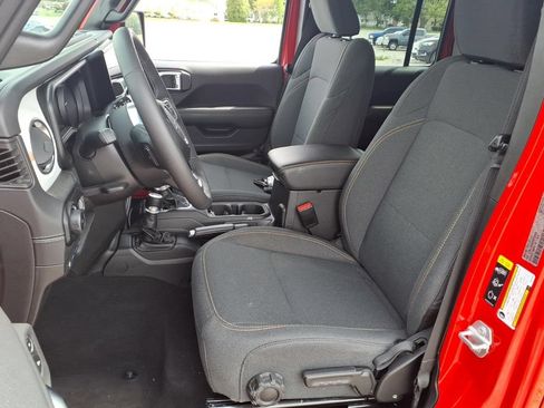 Used 2025 Jeep Wrangler Unlimited Sahara AWD/4WD image 3