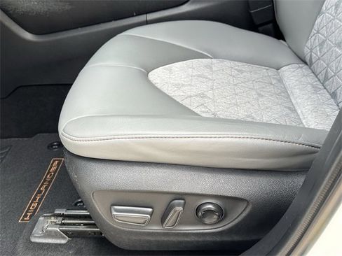 Used 2023 Toyota Highlander Bronze Edition image 22