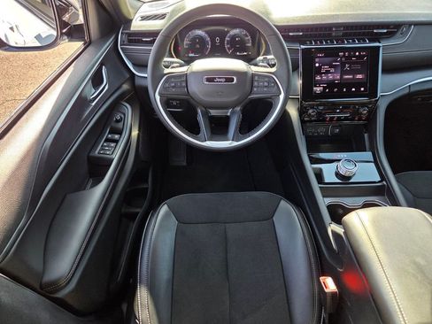 Used 2025 Jeep Grand Cherokee Laredo RWD image 17