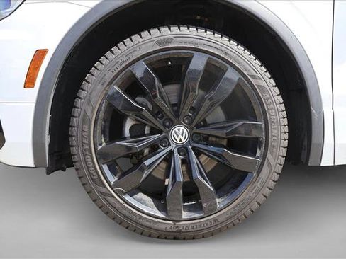 Used 2021 Volkswagen Tiguan SE R-Line FWD image 9