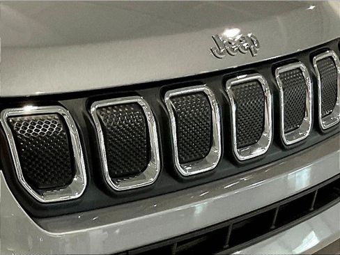 Used 2022 Jeep Compass Latitude AWD/4WD image 32