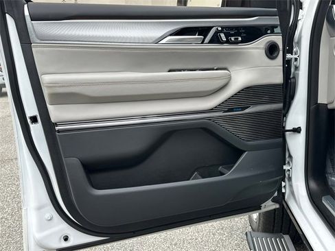 Used 2023 Jeep Grand Wagoneer L Series II w/ Premium Group II image 10