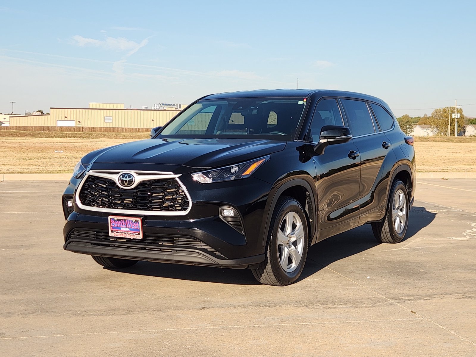 Used 2024 Toyota Highlander LE FWD image 2