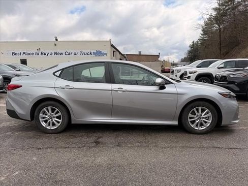 Used 2025 Toyota Camry LE image 2