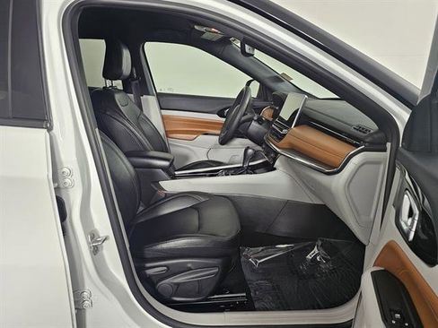 Used 2024 Jeep Compass Limited image 13