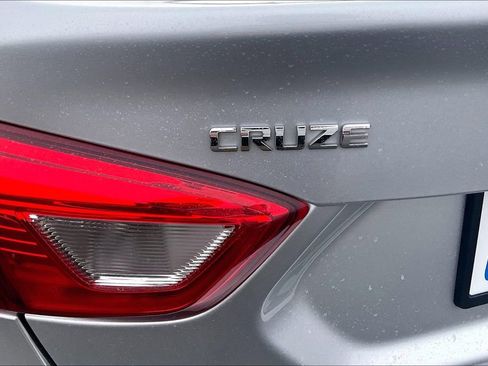 Used 2018 Chevrolet Cruze Premier image 26